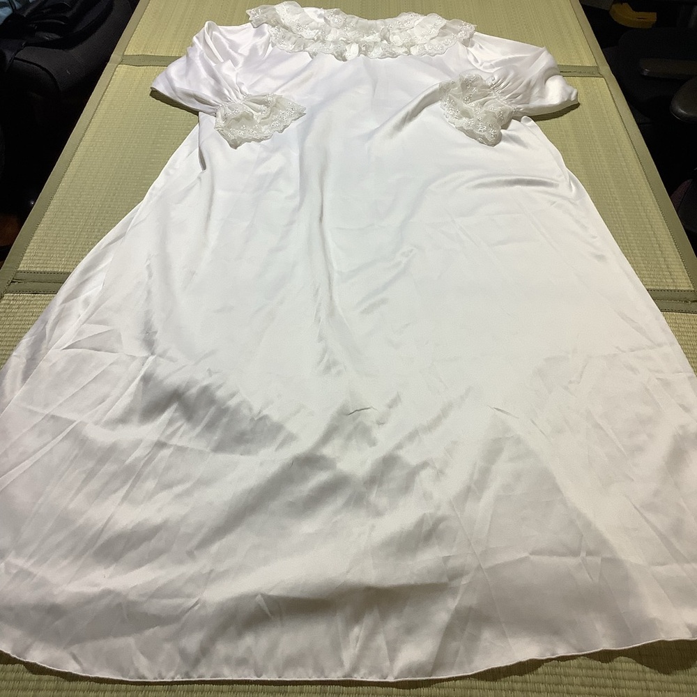 Elegant White Lace Nightgown - Picture 8 of 10